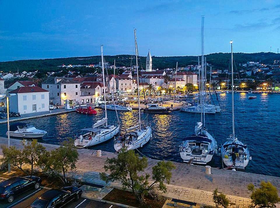 Apartments Derado Supetar Eksteriør bilde