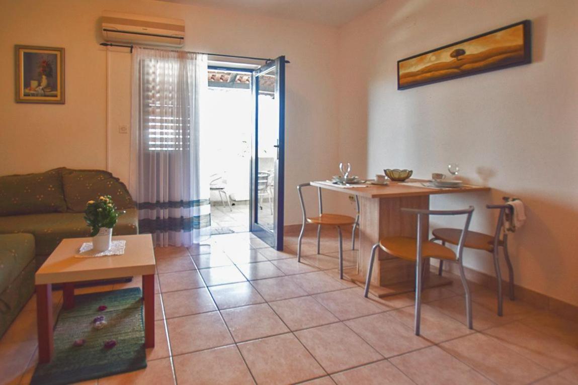Apartments Derado Supetar Eksteriør bilde