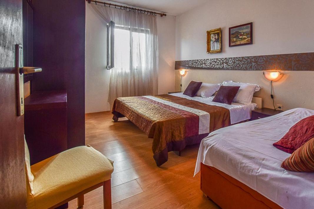 Apartments Derado Supetar Eksteriør bilde