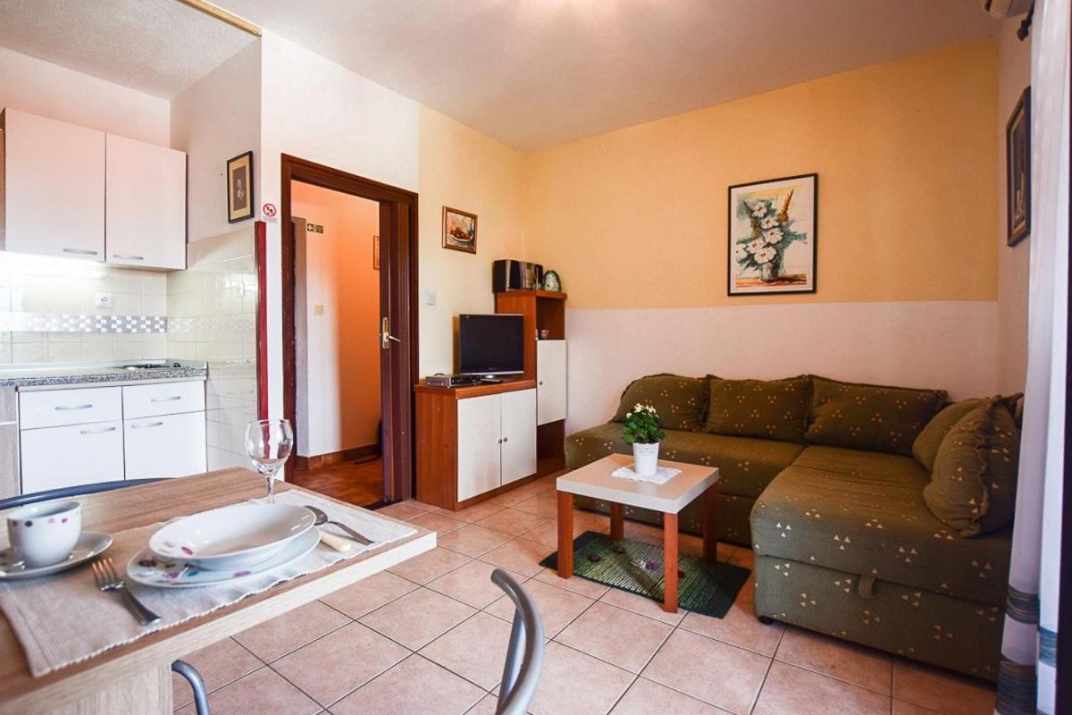 Apartments Derado Supetar Eksteriør bilde